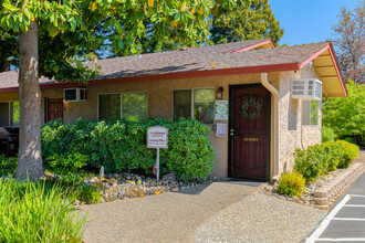 Sandalwood Apartments in Chico, CA - Foto de edificio - Building Photo