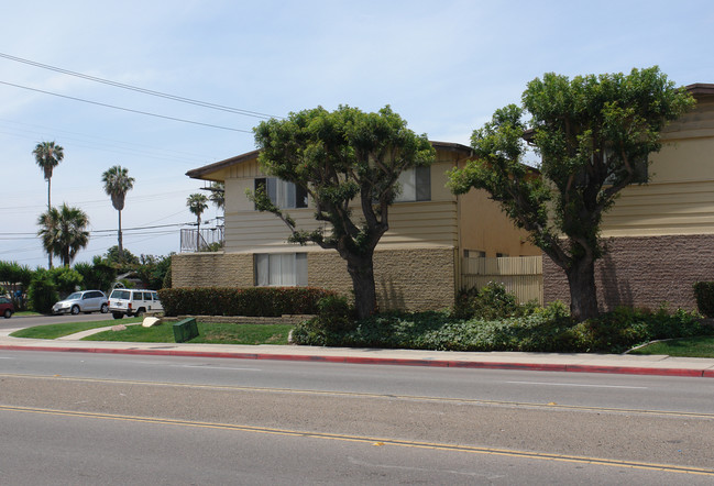 4502 Clairemont Dr in San Diego, CA - Building Photo - Building Photo