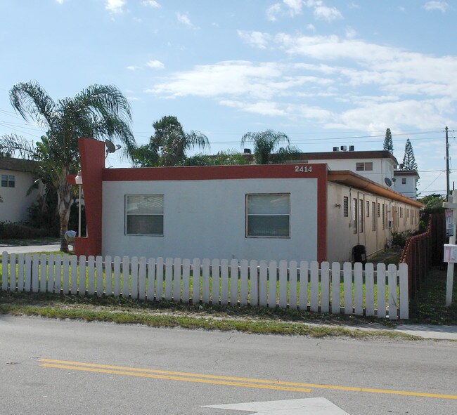 2414 Johnson St in Hollywood, FL - Foto de edificio - Building Photo