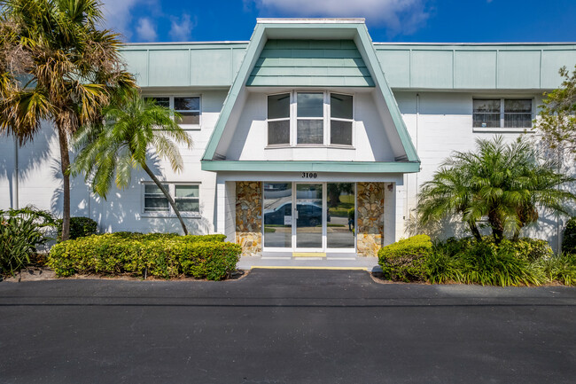 Tiffany Gardens in St. Petersburg, FL - Foto de edificio - Building Photo