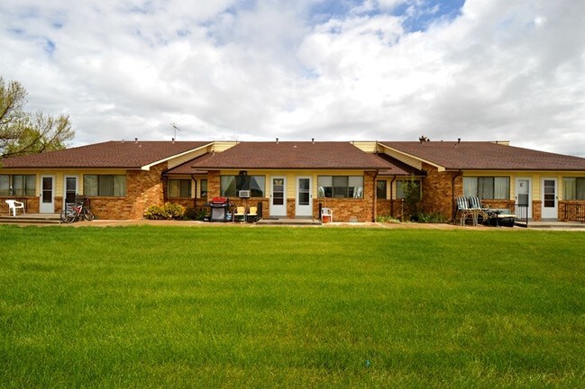 Golden Oaks Apartments in Bennett, CO - Foto de edificio - Building Photo