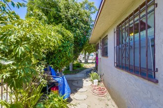 6221 Brynhurst Ave in Los Angeles, CA - Foto de edificio - Building Photo