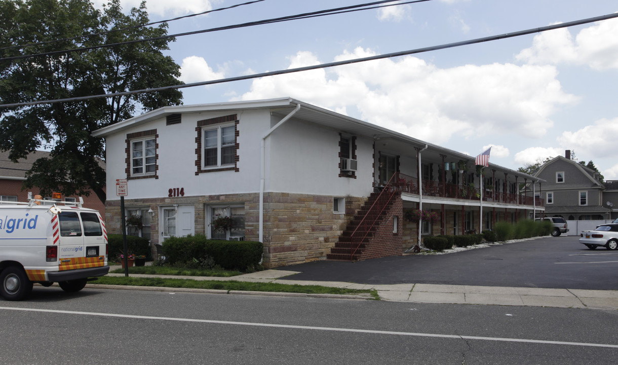 Twin Oaks Apartments in Huntington Station, NY - Foto de edificio