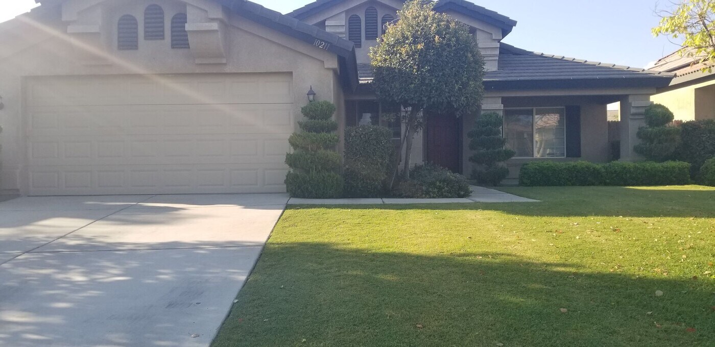 10211 Lanesborough Ave in Bakersfield, CA - Building Photo