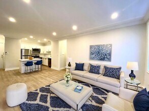 112 St Joseph's Dr in Hamilton, ON - Building Photo - Building Photo