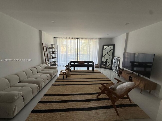 9381 E Bay Harbor Dr in Bay Harbor Islands, FL - Foto de edificio - Building Photo