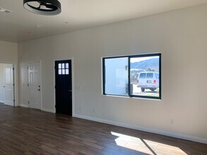 14425 Hardtree Dr in Lake Hughes, CA - Building Photo - Building Photo