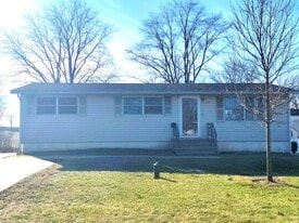 220 E Pleasant St in Sheridan, IL - Building Photo