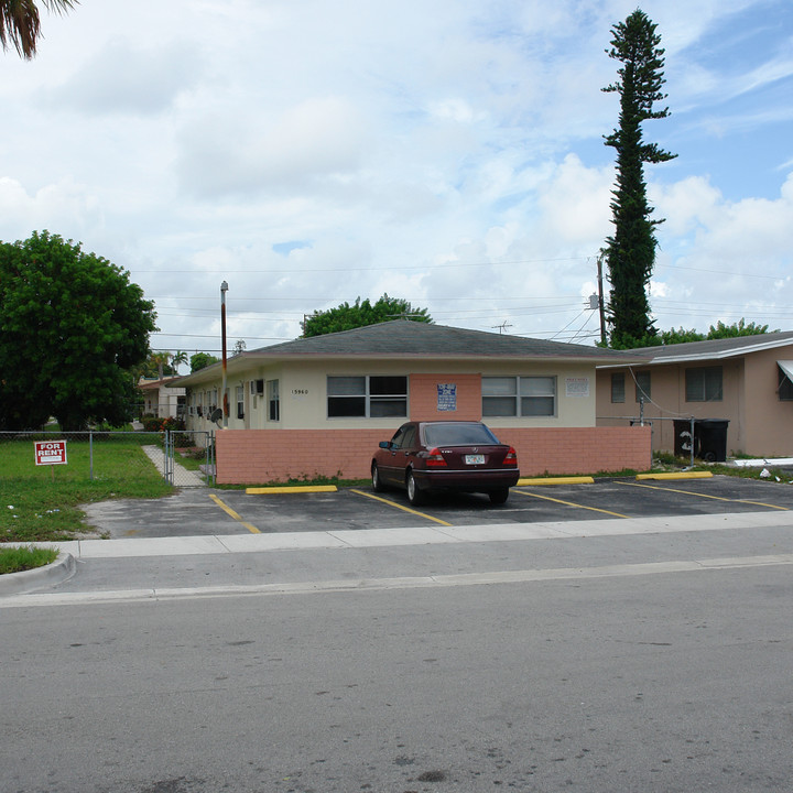 15940-15960 NE 19 Ct in Miami, FL - Building Photo