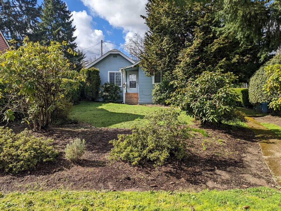 2065 Cottage St SE in Salem, OR - Building Photo