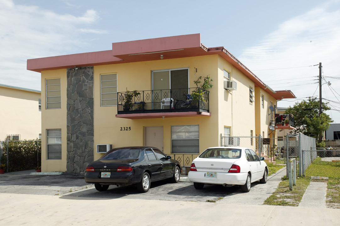 2325 W 9th Ln in Hialeah, FL - Building Photo