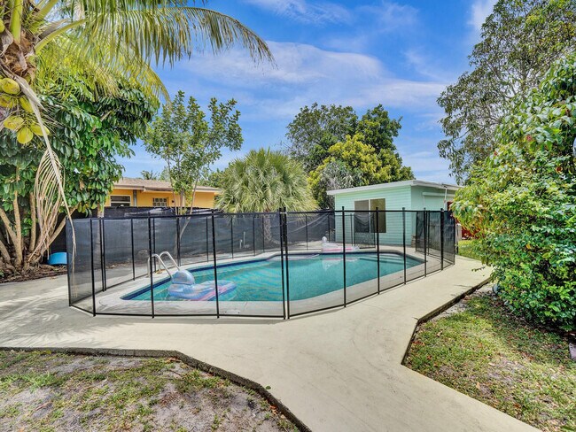 2442 Garfield St in Hollywood, FL - Building Photo - Building Photo