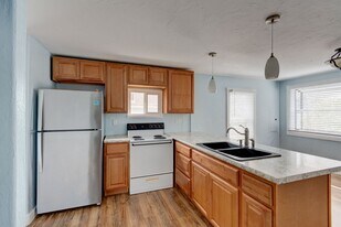 1210 SE Pioneer Way in Oak Harbor, WA - Building Photo