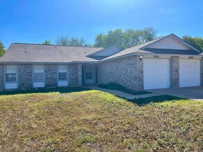 8808 Meadow Range St in San Antonio, TX - Foto de edificio - Building Photo