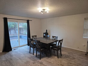 725 NE Negus Pl in Redmond, OR - Building Photo - Building Photo