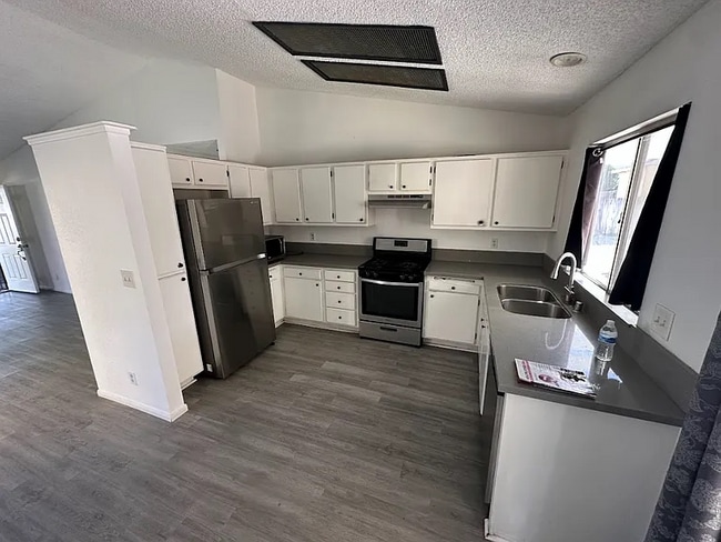 4732 Katrina Pl in Palmdale, CA - Building Photo - Building Photo