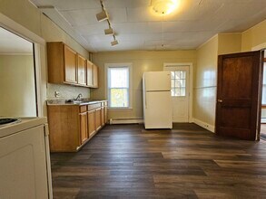 13 Grove St, Unit C in Springvale, ME - Foto de edificio - Building Photo