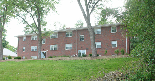 Field Club Apartments in Omaha, NE - Building Photo - Building Photo