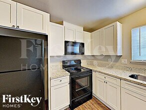 1321 Hewitt St, Unit B-B301 in Las Vegas, NV - Foto de edificio - Building Photo
