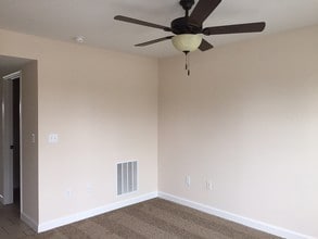 10527 Ellis Rd in Saint Jacob, IL - Foto de edificio - Building Photo