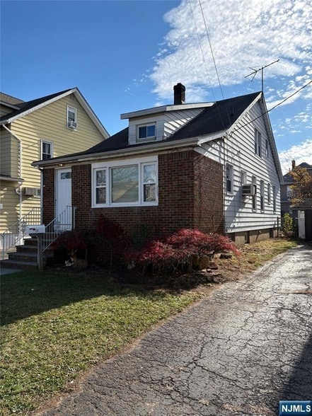 23 Barrington Ave in Clifton, NJ - Foto de edificio - Building Photo