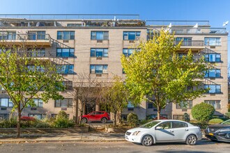 Woodview Condominium in Staten Island, NY - Foto de edificio - Building Photo