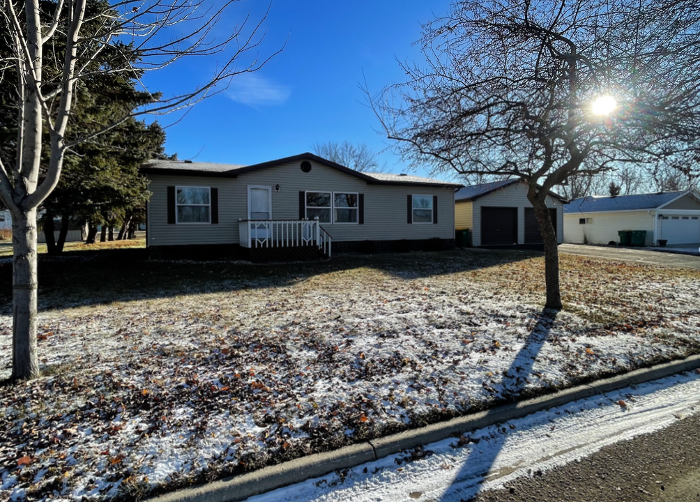 130 Poplar Ave in Lowry, MN - Building Photo