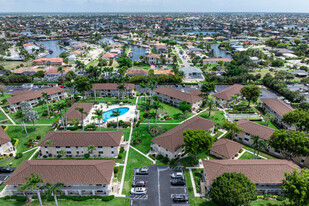 Aquarius Apartments of Marco Island in Marco Island, FL - Foto de edificio - Building Photo