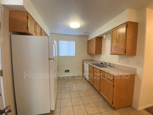 3184 Chasewood Dr in Ammon, ID - Building Photo - Building Photo