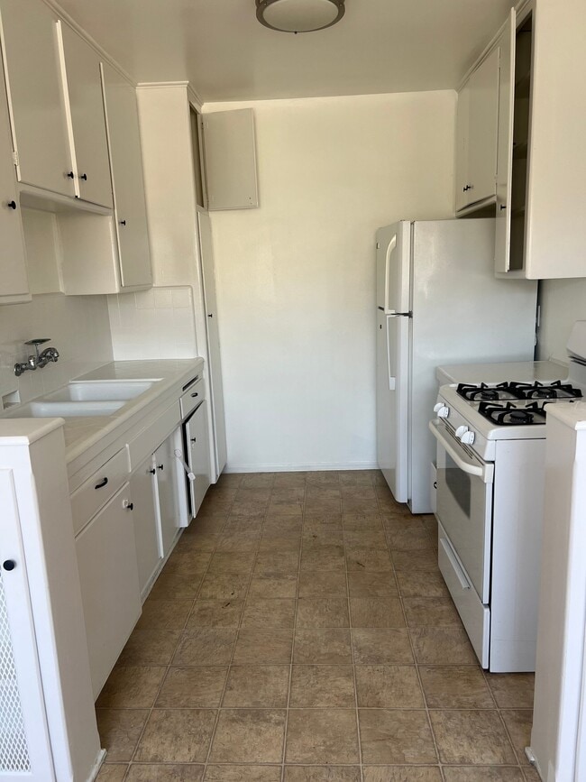 3426 Mentone Ave, Unit 7 in Los Angeles, CA - Building Photo - Building Photo