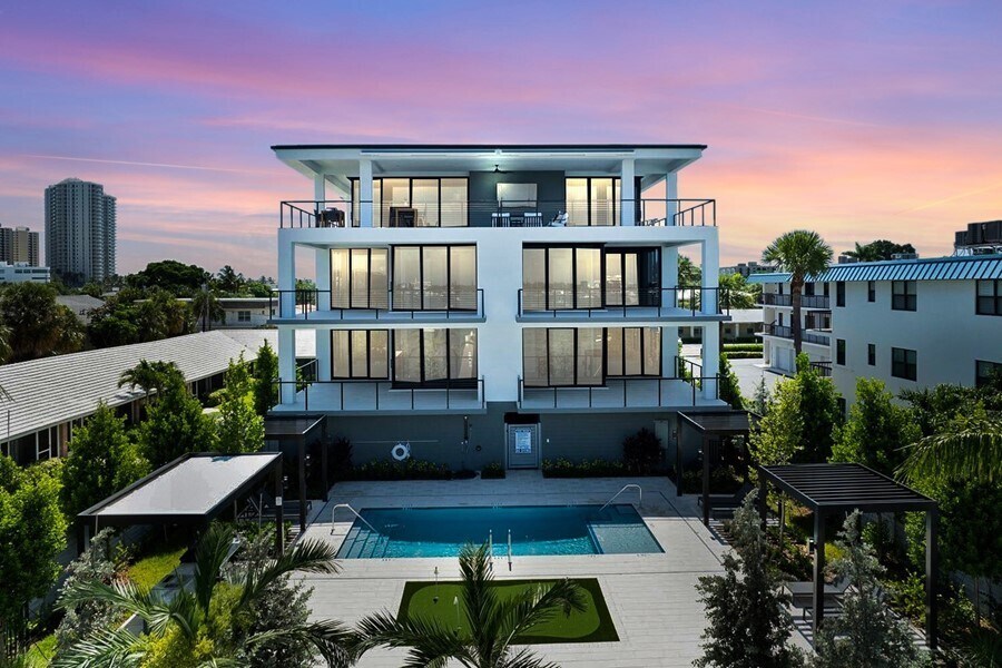 201 2nd St in Singer Island, FL - Building Photo