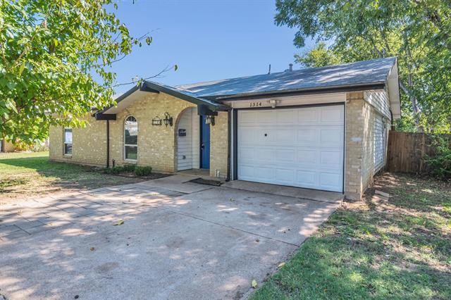 1314 La Fiesta Dr in Grand Prairie, TX - Building Photo - Building Photo