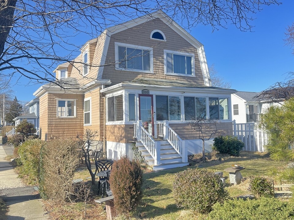 593 Quincy Shore Dr in Quincy, MA - Foto de edificio