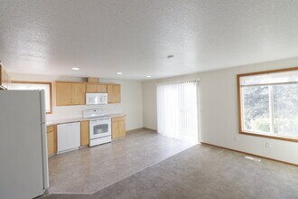 2143 Dorsey Dr in Hubbard, OR - Building Photo - Building Photo