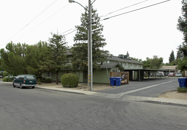 318-413 W Carob Ave in Reedley, CA - Building Photo - Building Photo