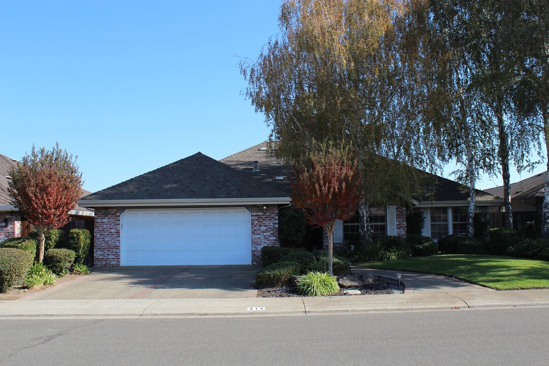 414 Cork Oak Way in Lodi, CA - Foto de edificio