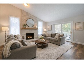 1042 E Circle Dr in Wayzata, MN - Building Photo - Building Photo