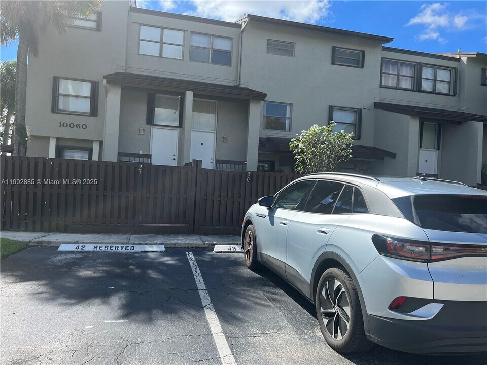 10060 NW 9th St Cir in Miami, FL - Building Photo