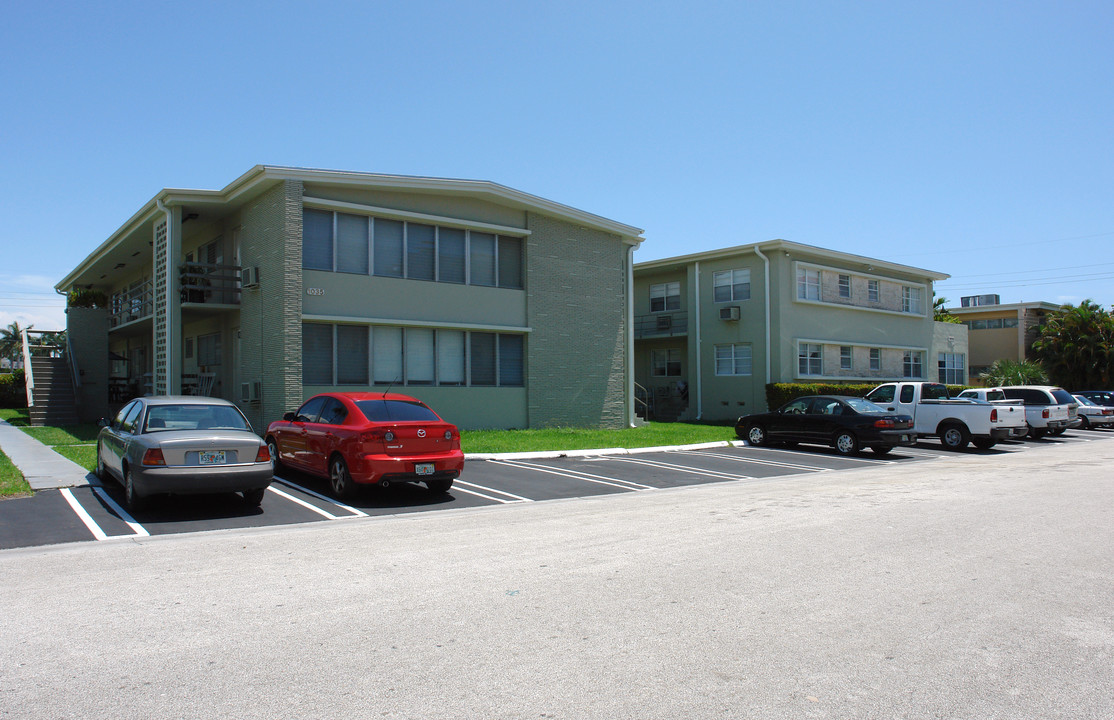 Oasis Apartments in Miami Beach, FL - Building Photo