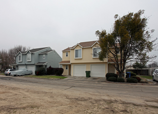 200 W Hawkeye Ave in Turlock, CA - Foto de edificio - Building Photo