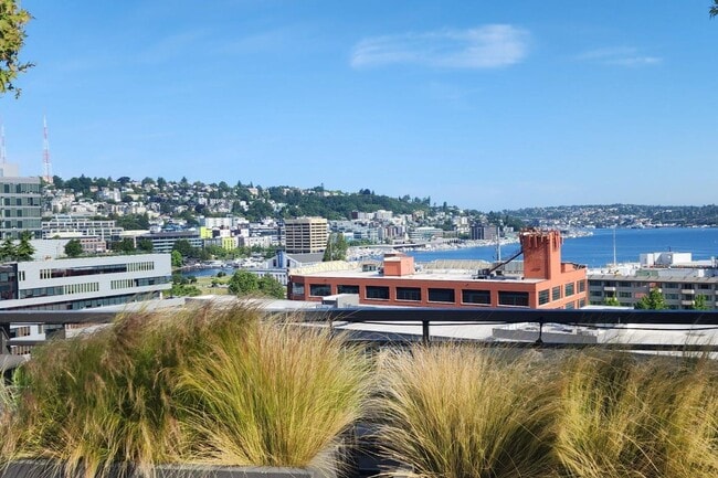 Mercerview Apartments in Seattle, WA - Foto de edificio - Building Photo