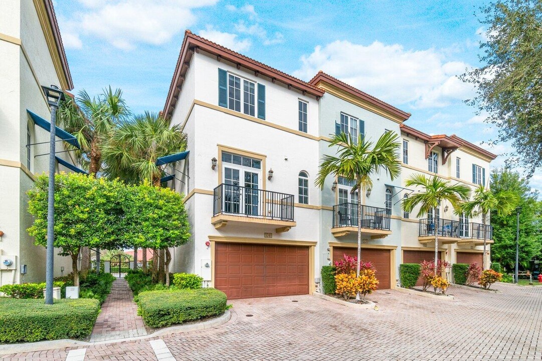 3241 Estancia Wy in Boynton Beach, FL - Foto de edificio