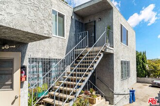 646 Tularosa Dr in Los Angeles, CA - Building Photo - Building Photo