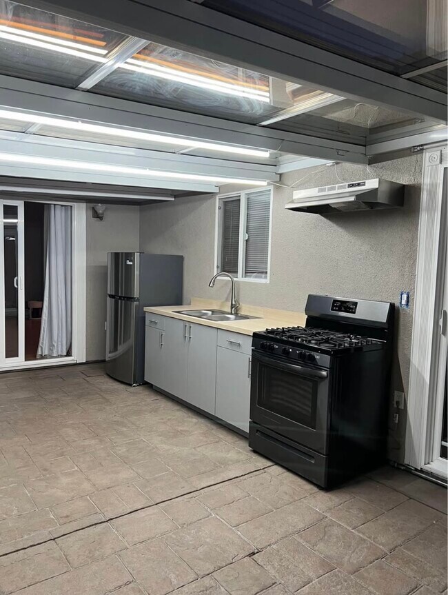 871 Summer Dr, Unit 200