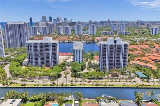 3640 Yacht Club Dr in Aventura, FL - Building Photo - Building Photo