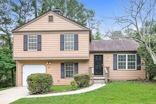 401 Sherwood Oaks Rd in Stone Mountain, GA - Building Photo