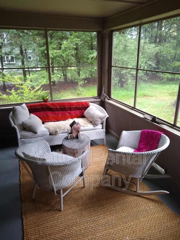 323 Pelham Rd in Amherst, MA - Building Photo - Building Photo