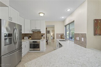 2261 Kings Lake Blvd in Naples, FL - Foto de edificio - Building Photo