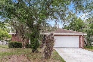 9811 N Connechusett Rd in Tampa, FL - Building Photo