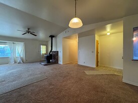 670 Cameron Way in Susanville, CA - Building Photo - Building Photo